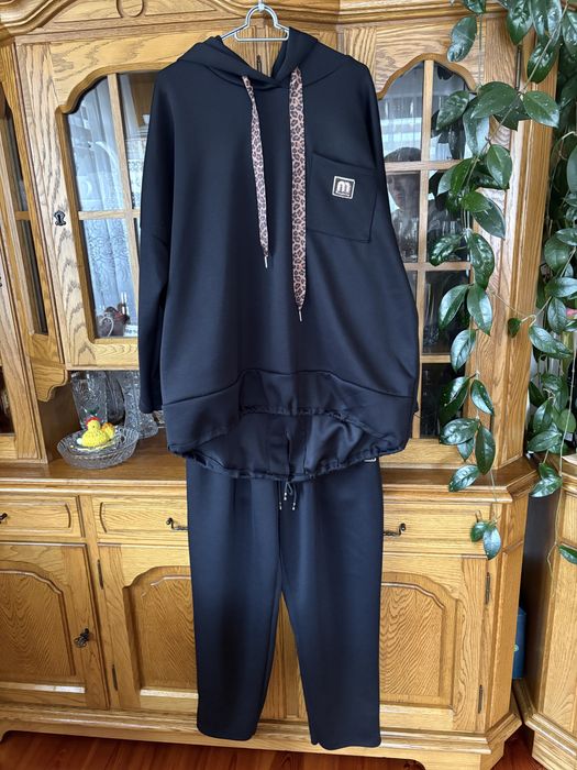 Dres damski rozmiar uniwersalny kolor czarny material masełko.