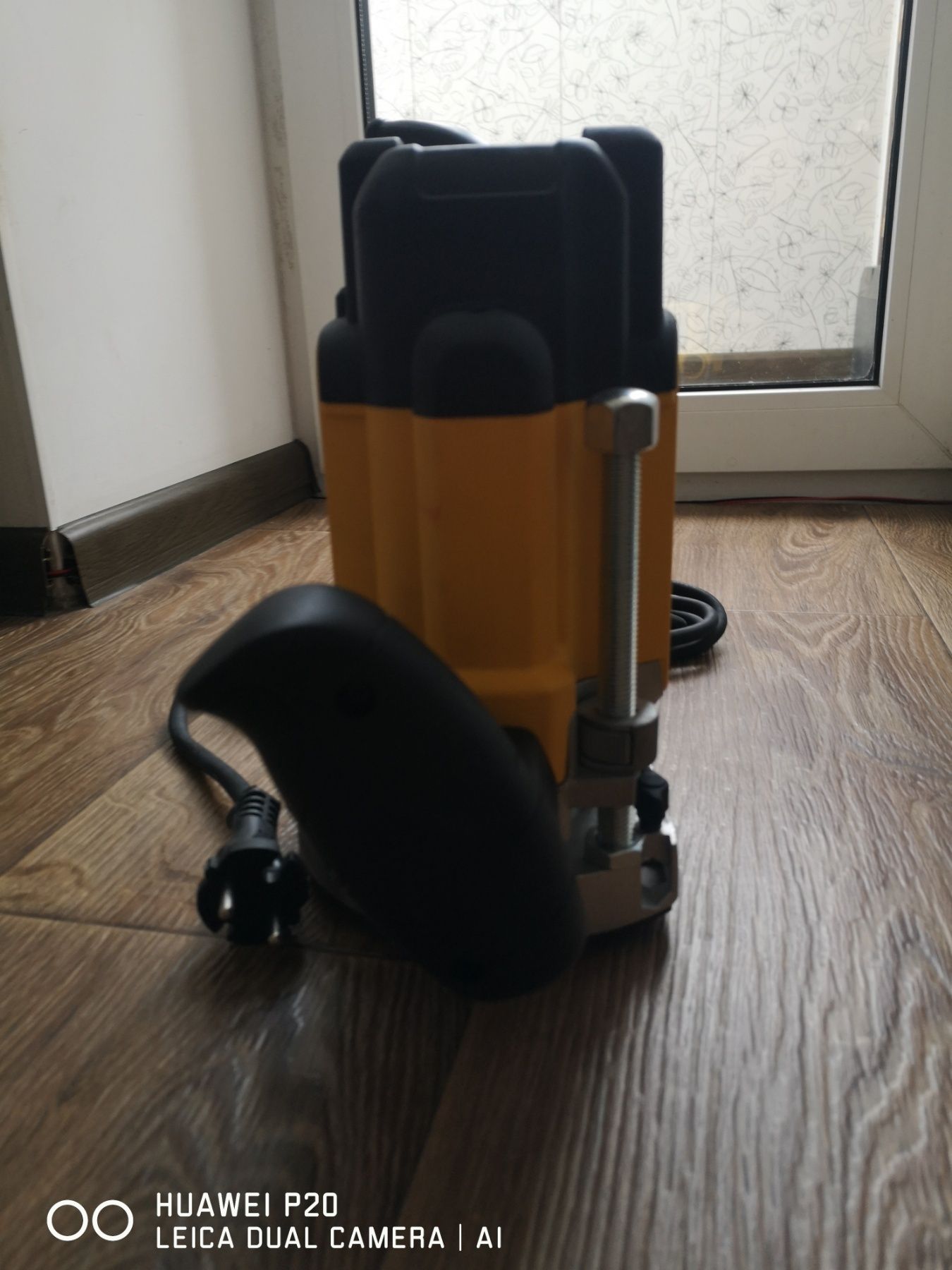 Електричний фрезер фірми Dewalt