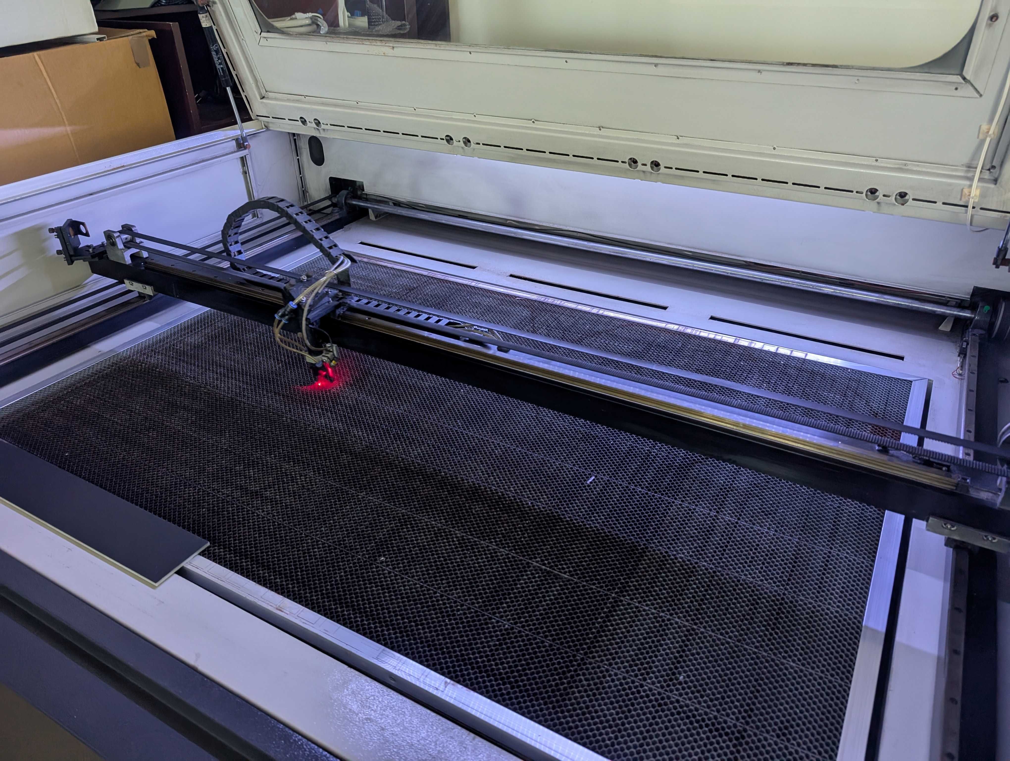 Máquina a Laser - corte e gravação, 130 x 90 cm