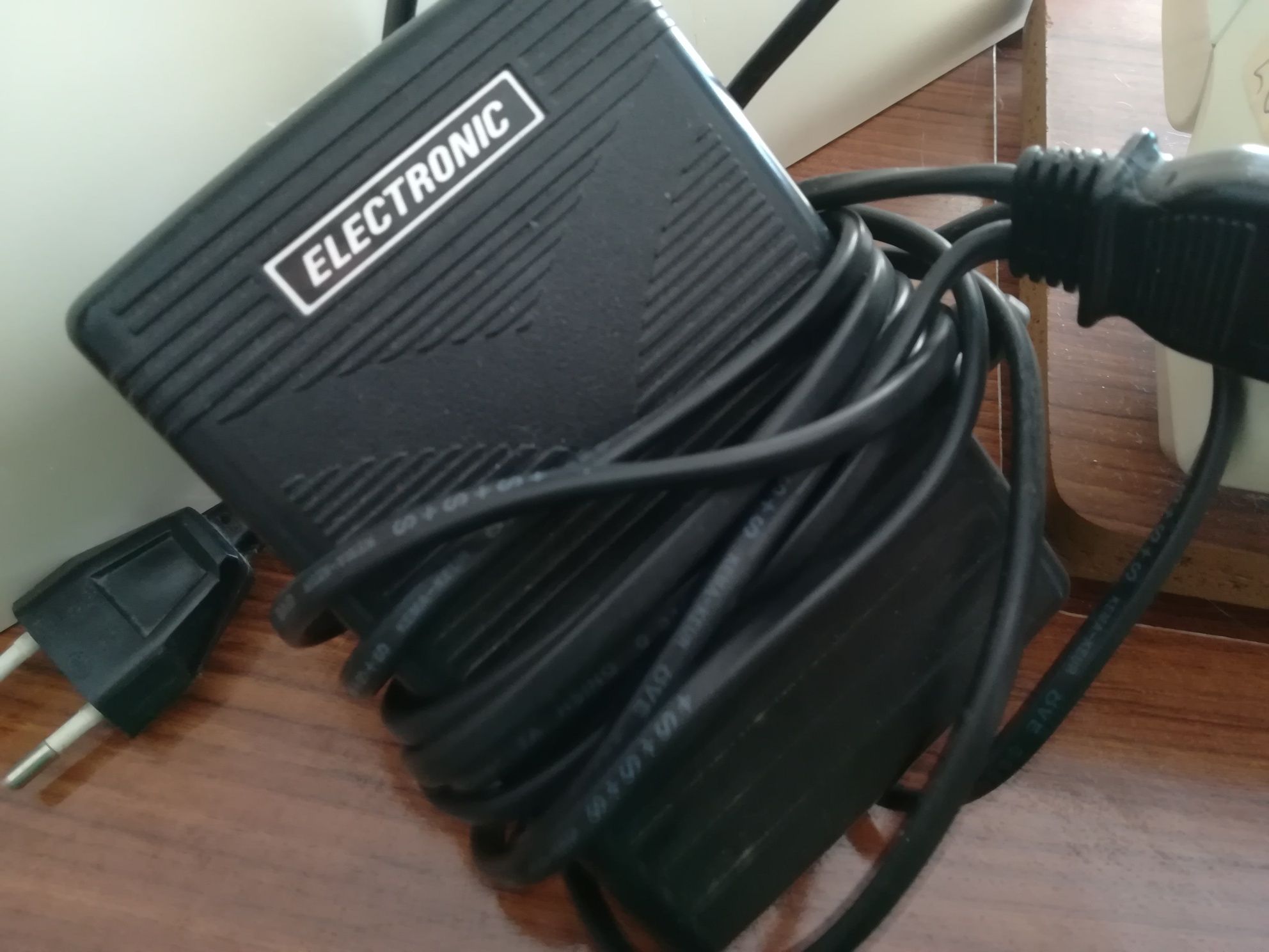 Máquina de costura elétrica singer com mesa
