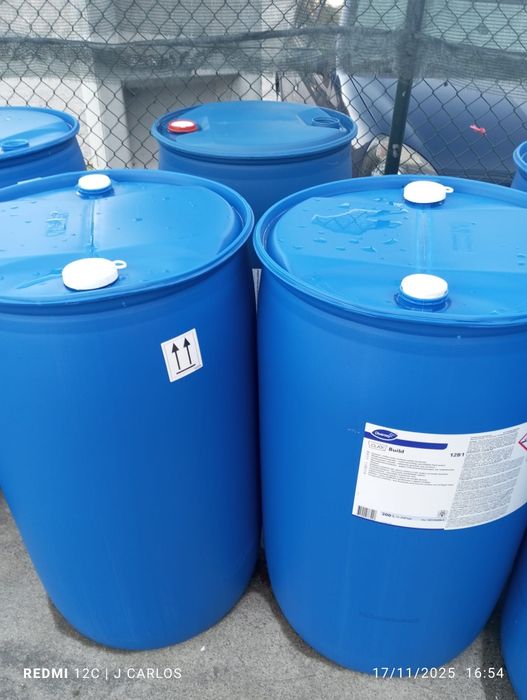 Bidões de plástico de 200 litros