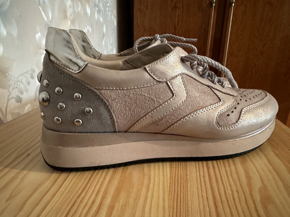 Кроссовки кожзам