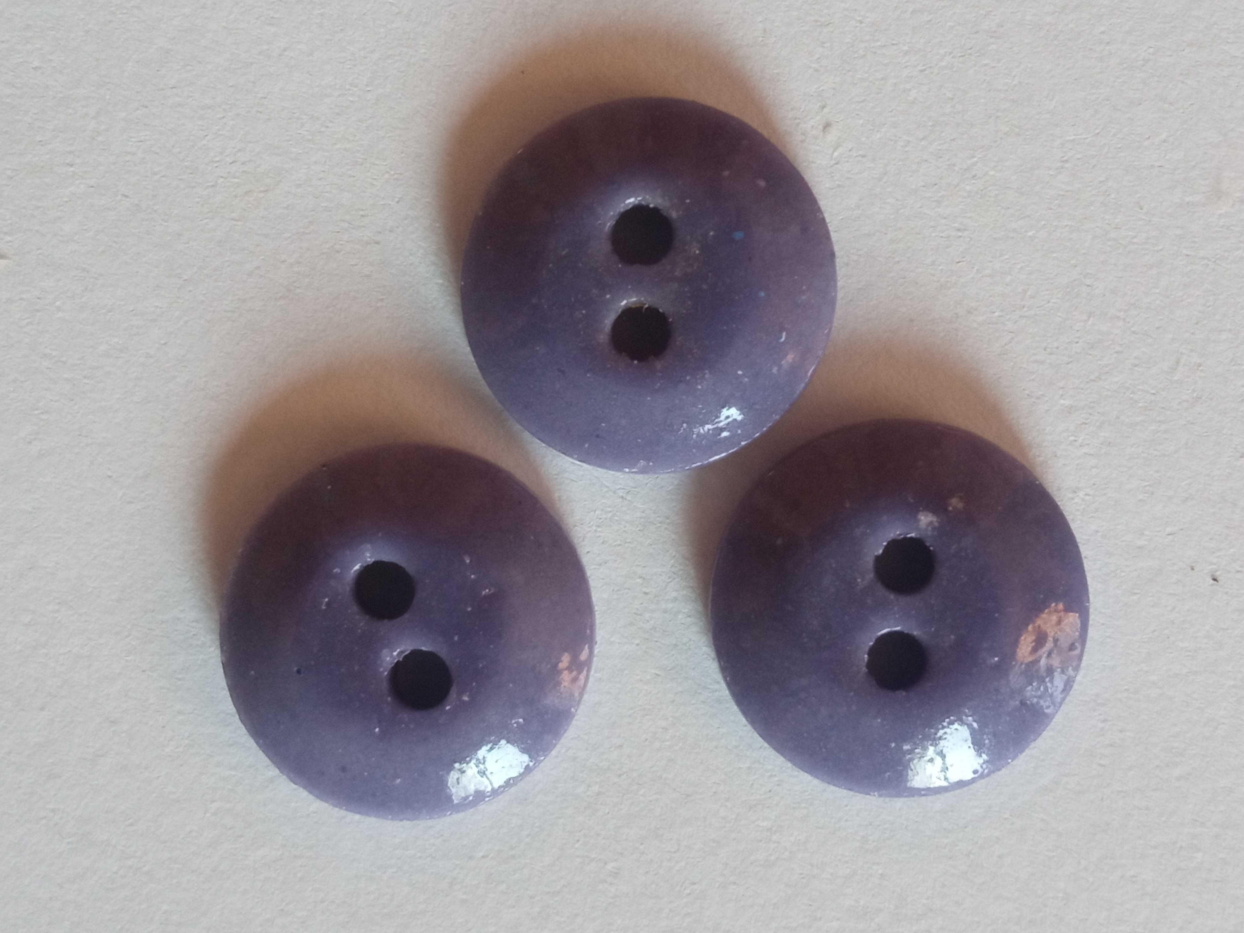 Guziki 3 szt dwie dziurki fioletowe średnica 1,3 cm