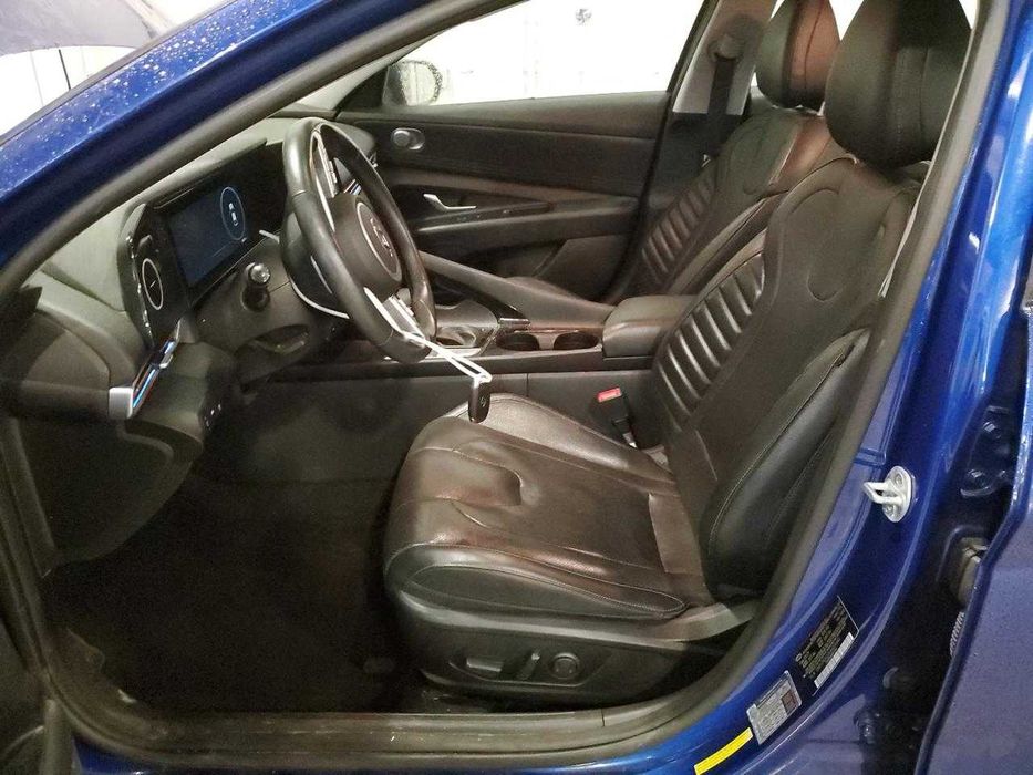 Hyundai Elantra Limited 2021 .