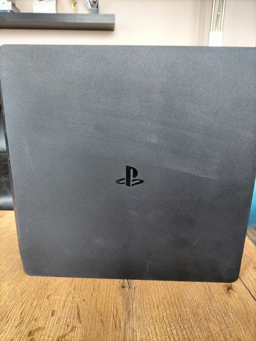 PS4 Slim 1Tb + Pad + 3 gry