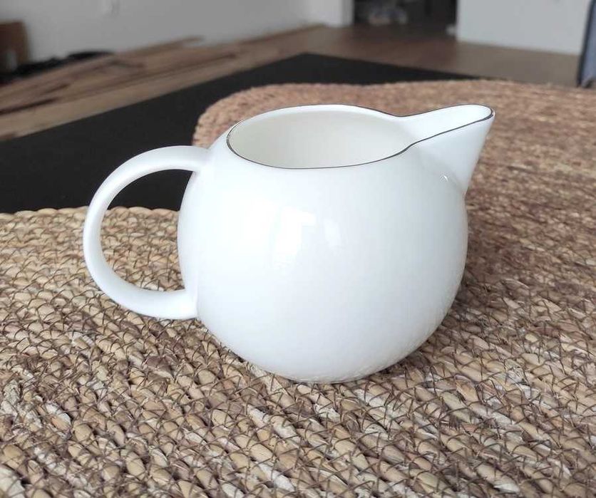 Porcelanowy biały dzbanek ze złotym brzegiem