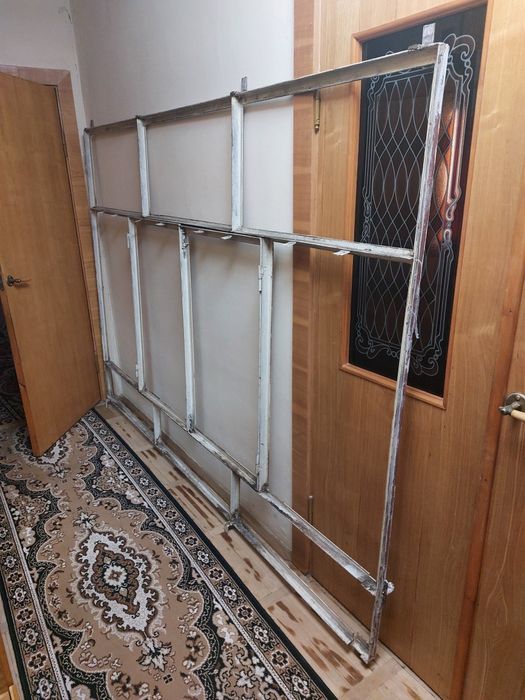 Віконна металева рама