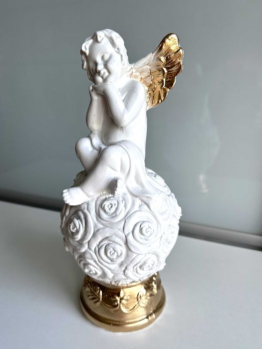 Статуетка "Ангел на Кулі» біло-золота 30см