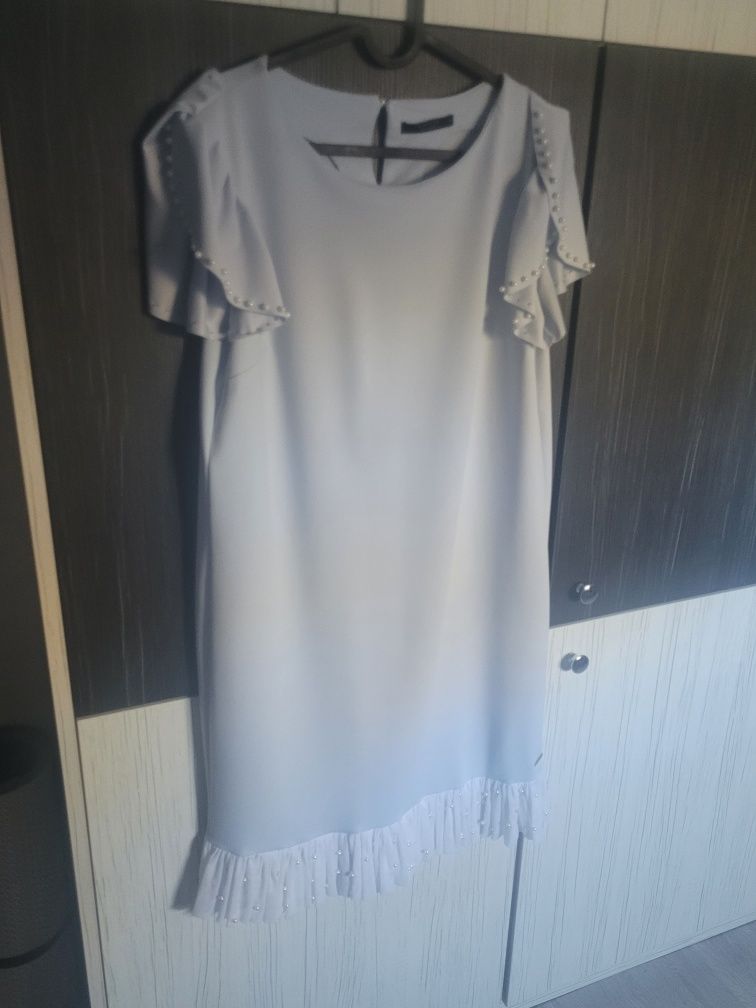 Jasnoniebieska sukienka Mohito z białymi perłami i siateczką