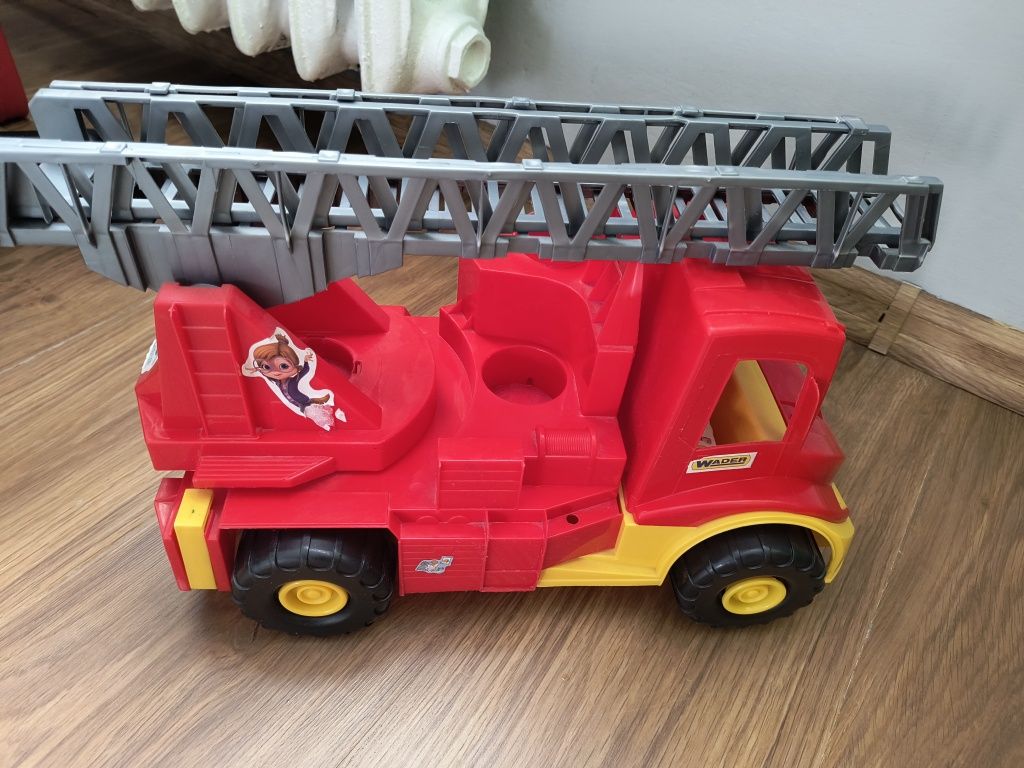 Wóz strażacki z podnoszoną drabiną