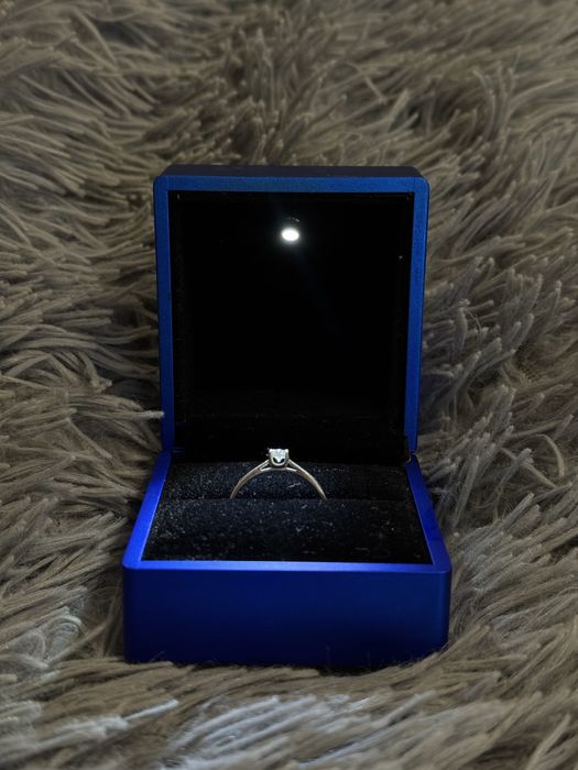 Каблучка з діамантом