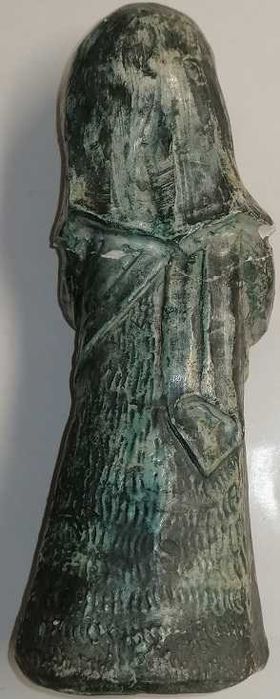 estatueta de uma mulher a segurar uma criança