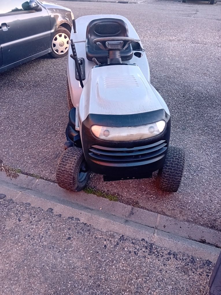 Tractor corta relva 18cv com cesto de recolha