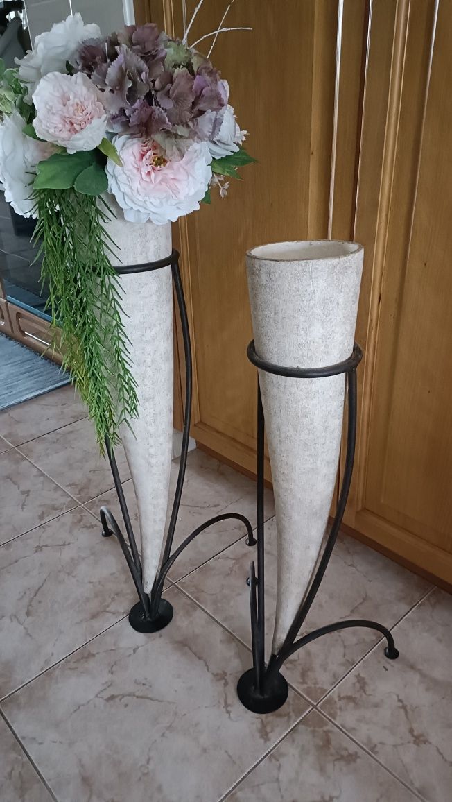 Conjunto de vasos com suporte em ferro
