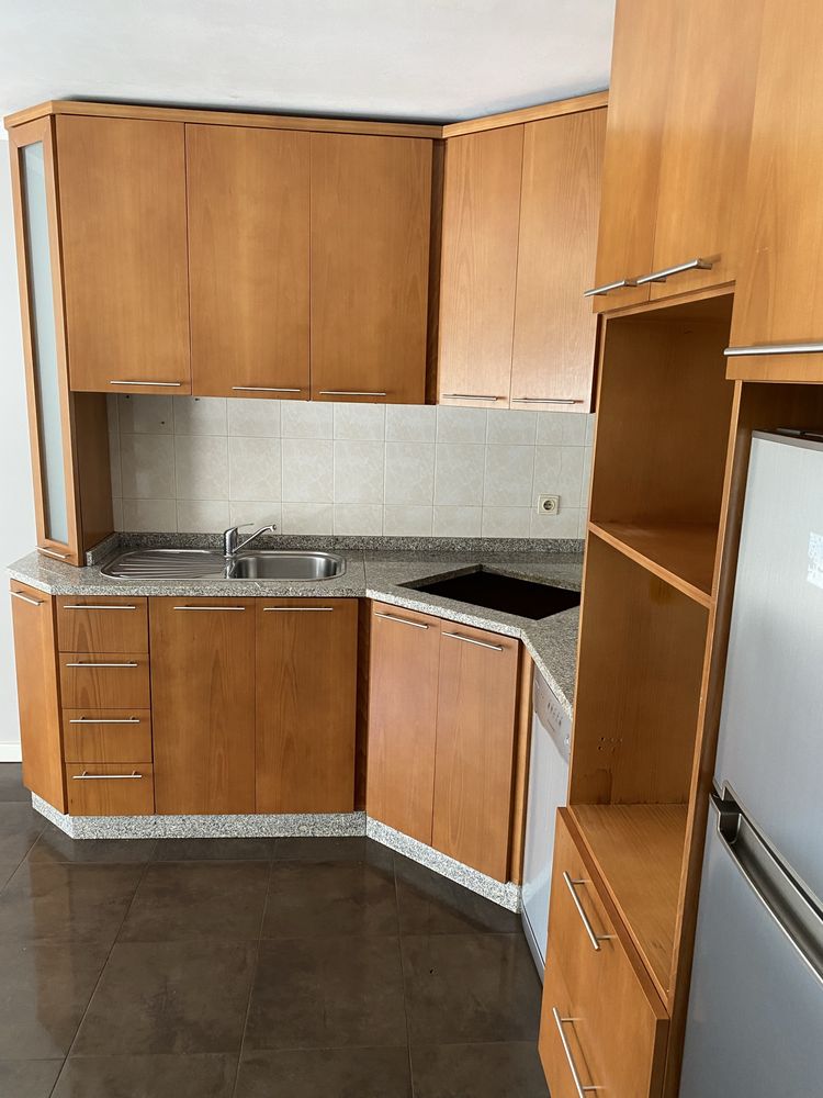 Cozinha de canto com frigorífico e máquina de lavar louça