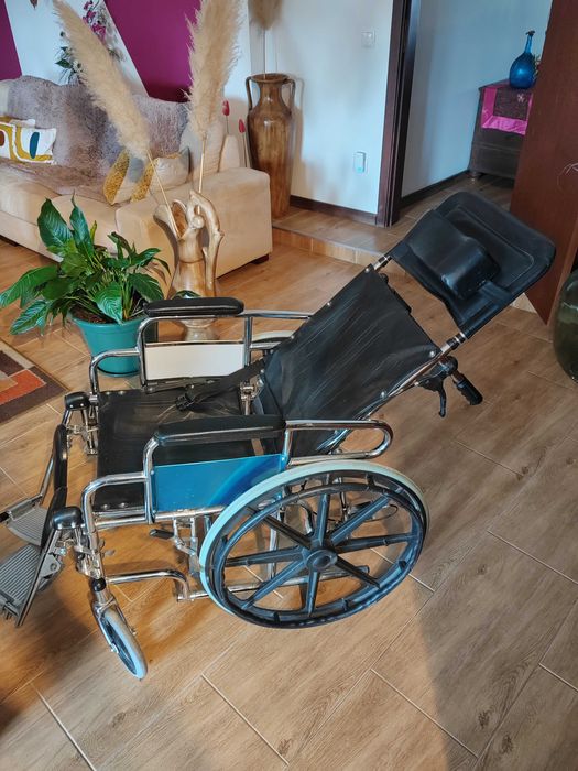 Cadeira de rodas articulada