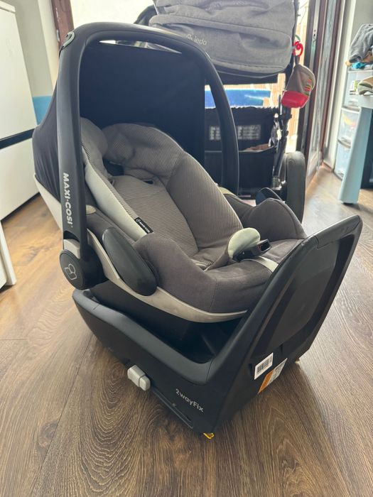 Maxi Cosi baza 2wayFix + nosidełko Pebble Plus