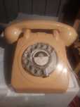 Telefone antigo com avaria