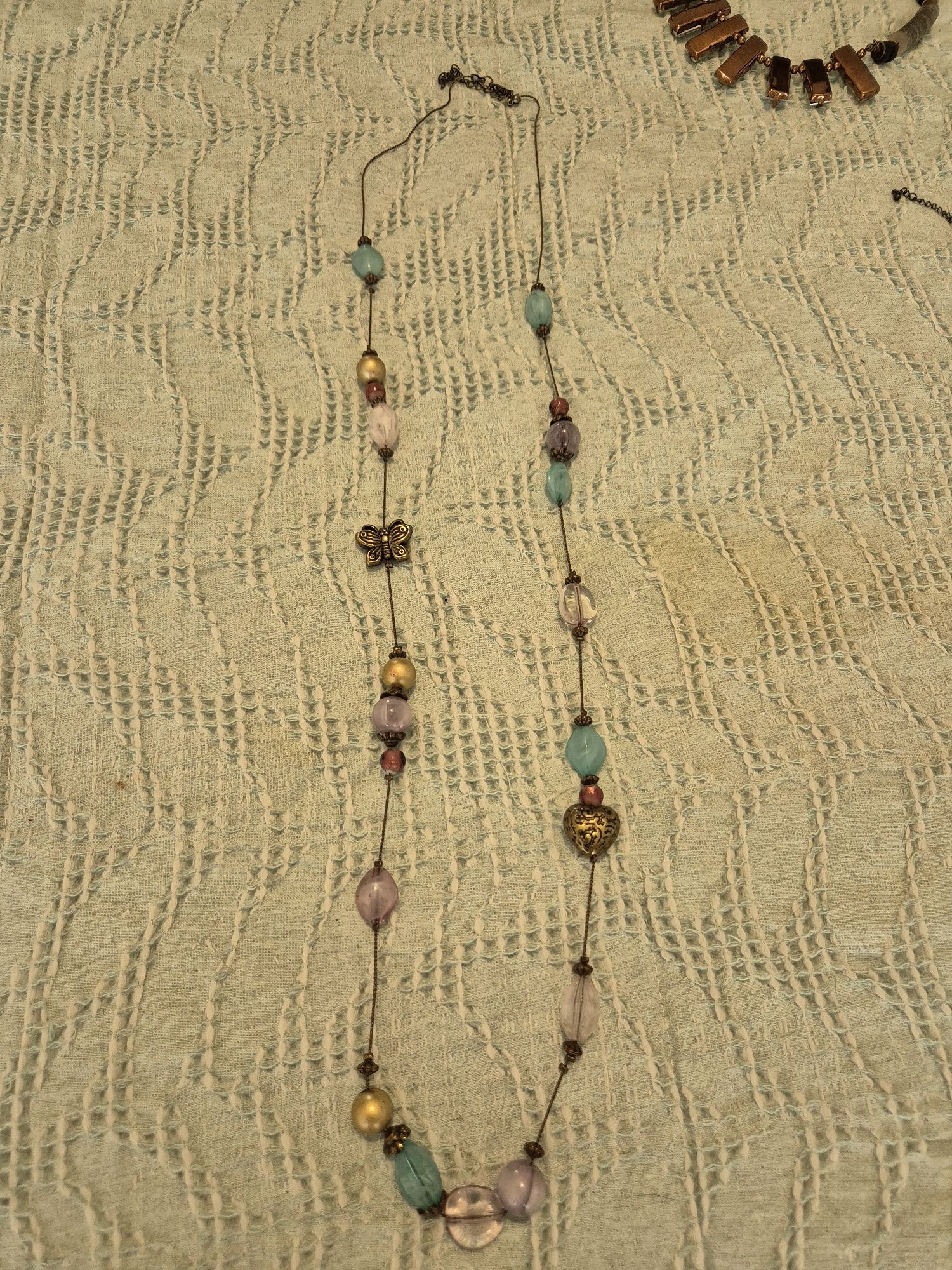 Colar com caravteres coloridos