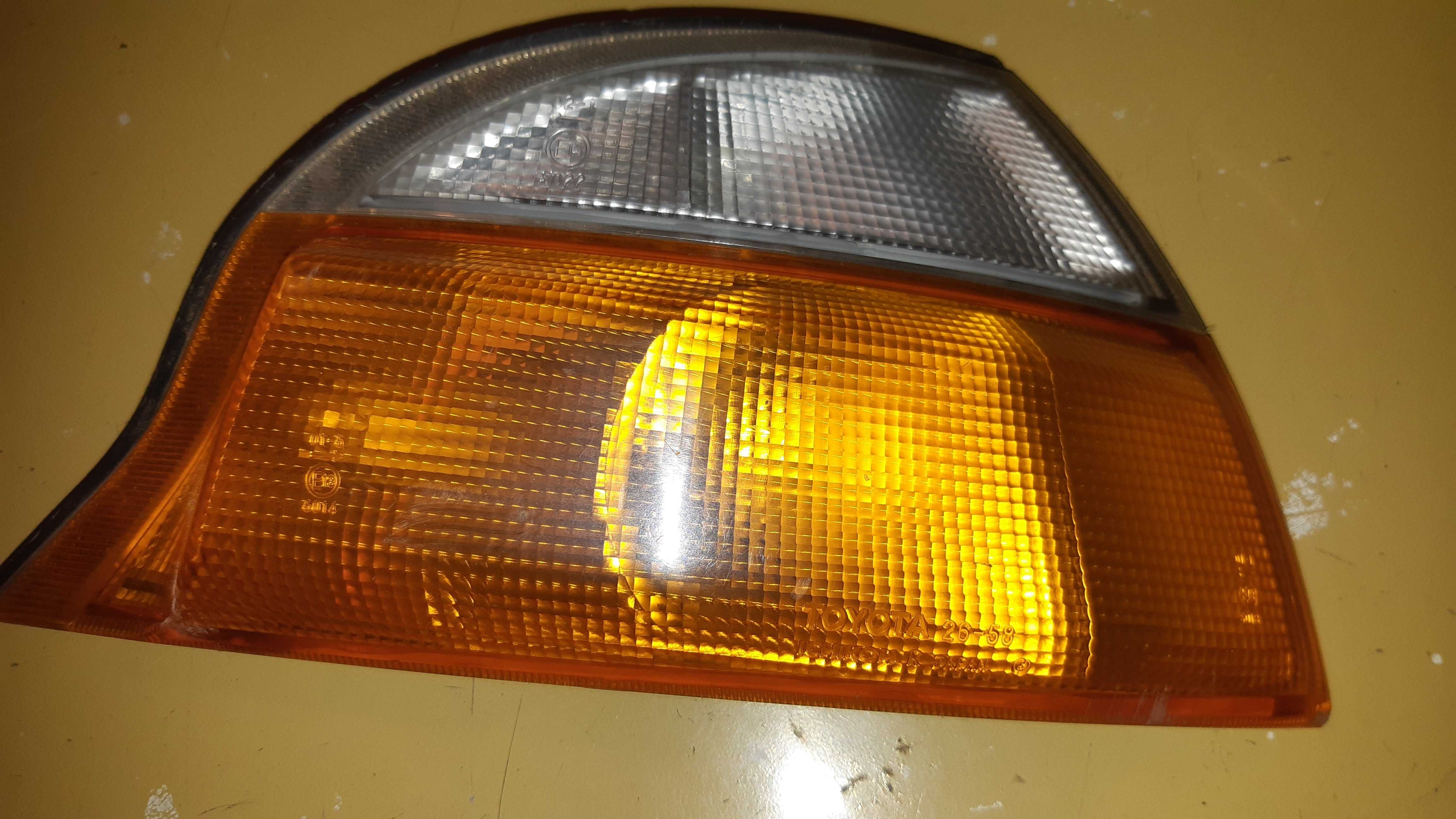 Toyota HIACE GRANVIA lampa klosz kierunkowskazu przód prawy