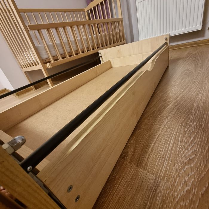 Кроватка детская в отличном состоянии .маятник+ящик+матрац кокосовый.