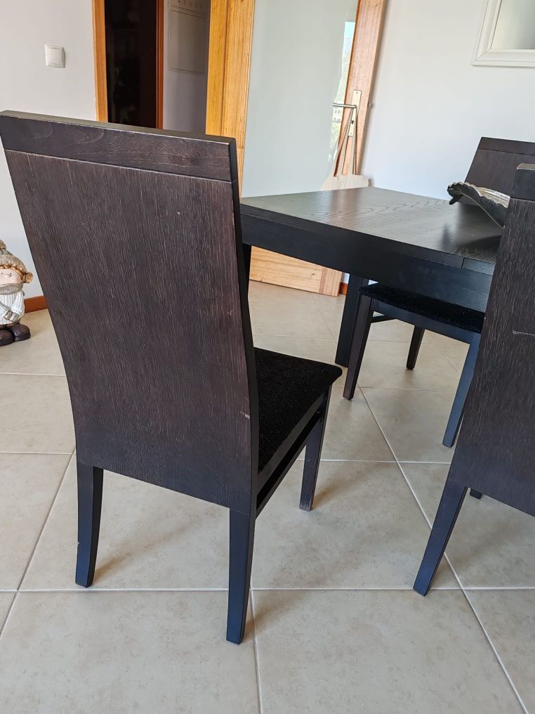 Mesa e cadeiras de sala