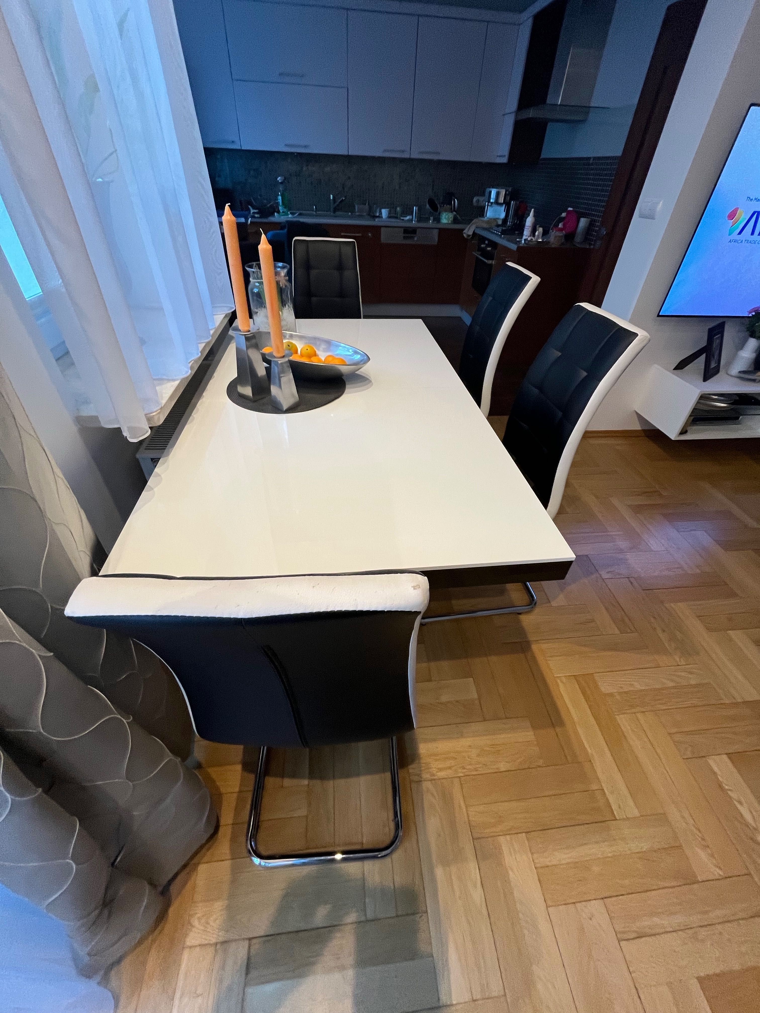 Stół rozkładany i 6 krzeseł