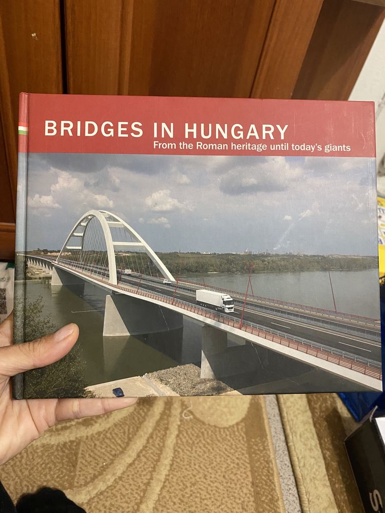 Книга англійською про мости Угорщини
