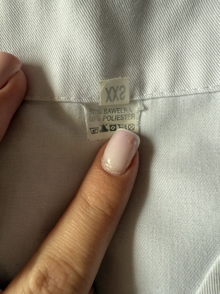 Biała bluza medyczna mundurek
