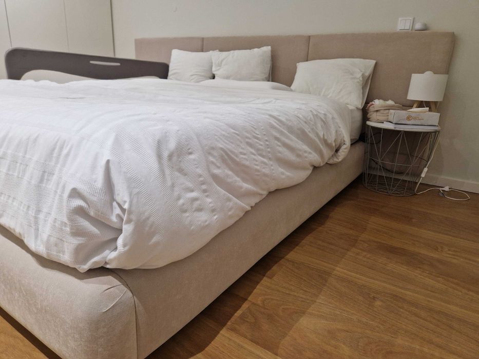 Vendo cama 200 x 180 cm (sem colchão)
