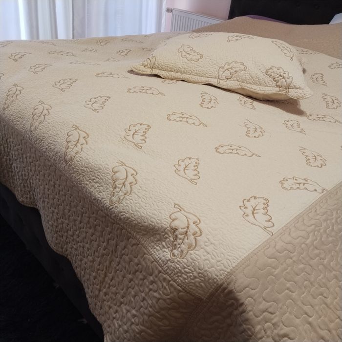 Покривало з подушками