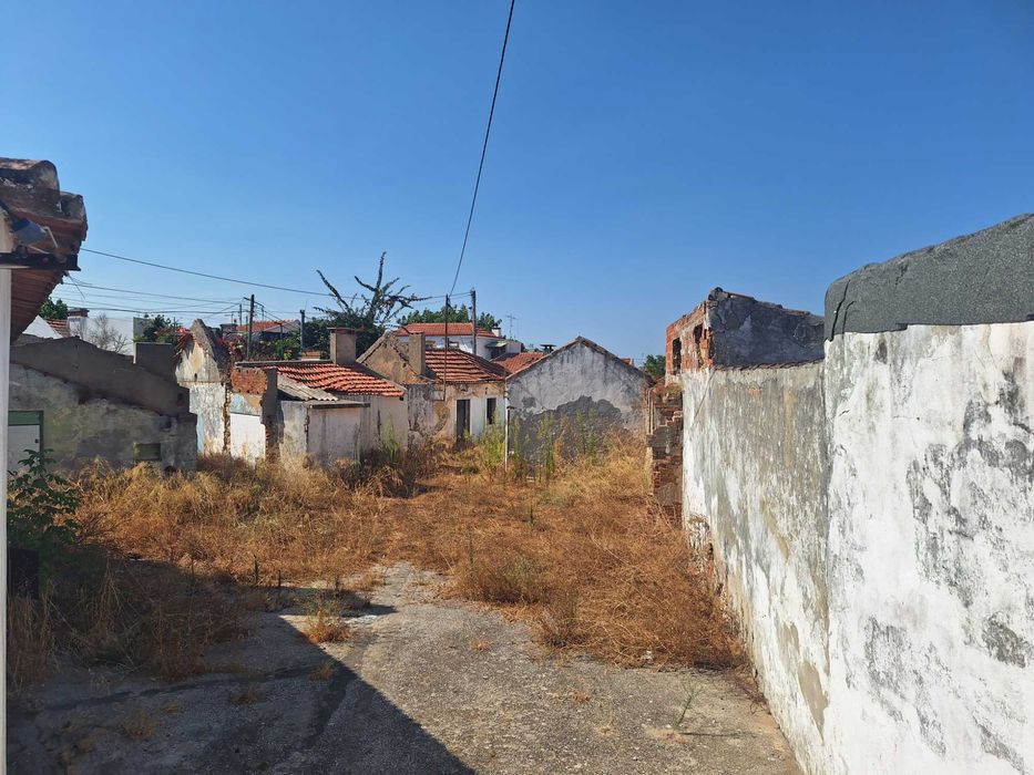 Terreno com casa e 3 anexos para reabilitação