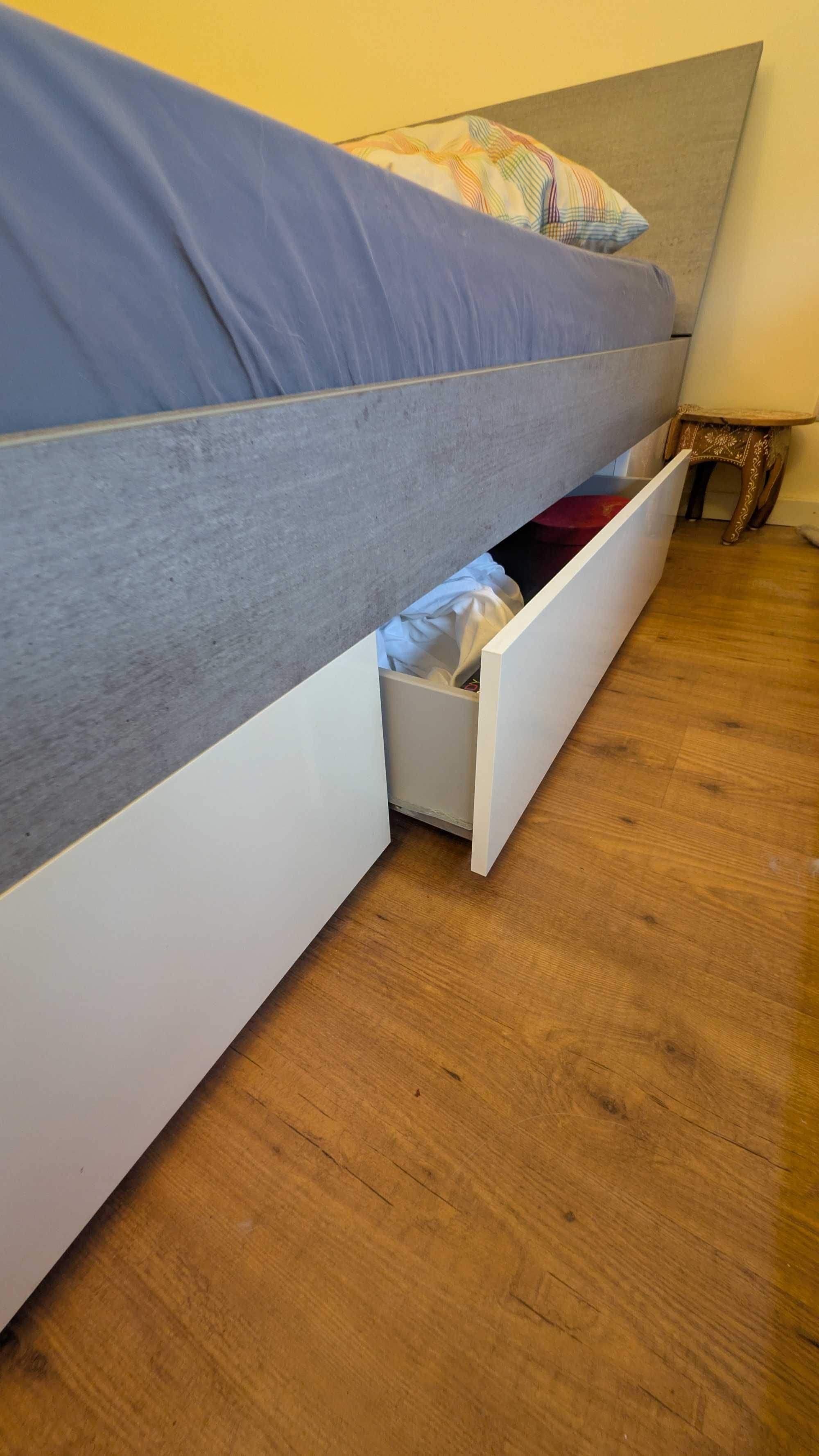 Cama com estrado de ripas