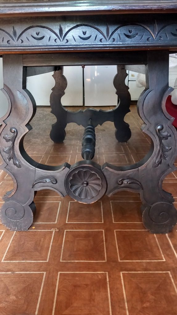 Mesa e duas cadeiras antigas