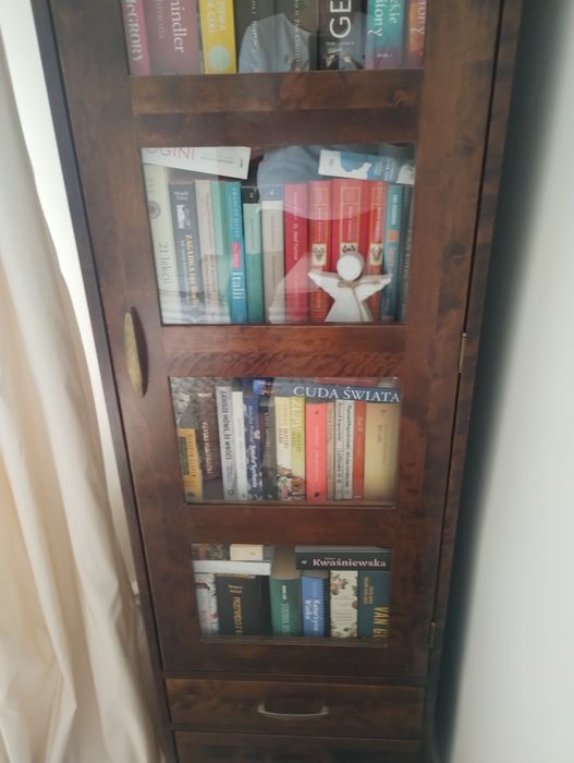 Witryna i komoda z litego drewna marki ADB Meble.