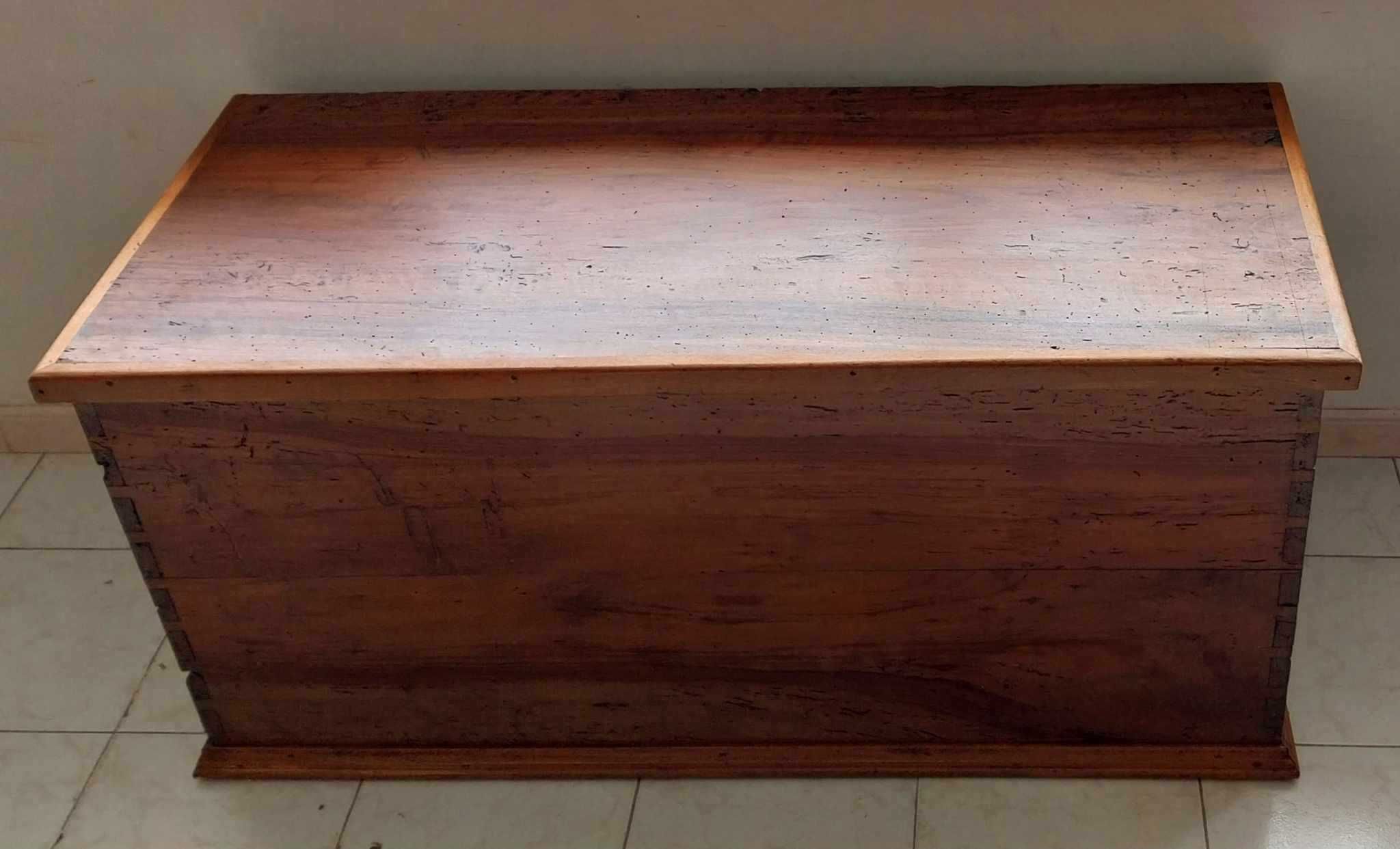Antiga Arca (Séc. XIX) em madeira de "CAIXA" Emalhetada. RESTAURADA