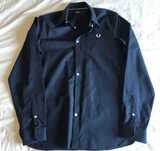 Camisa azul escura básica, tamanho M