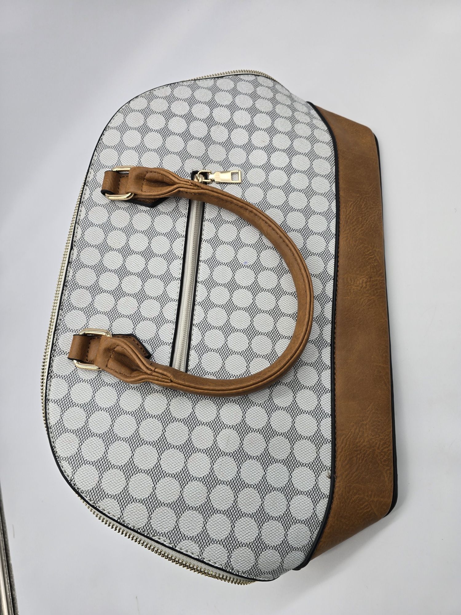 Mala nova com estampagem tipo Louis Vuitton