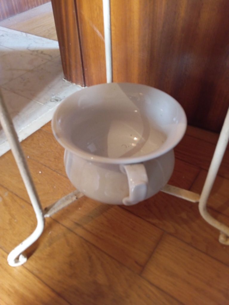 Lavatório metálico para quarto