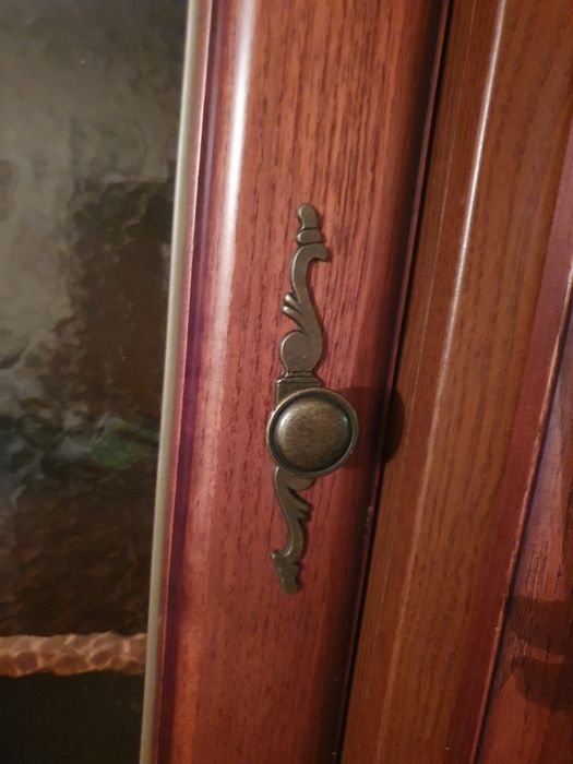 Kredens dębowy w bardzo dobrym stanie