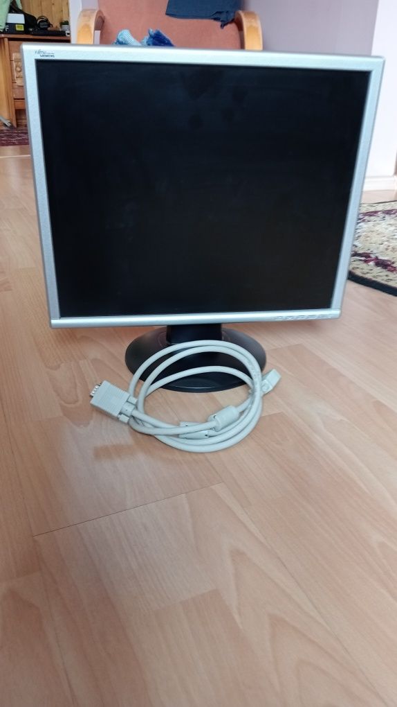 Monitor Fujitsu Siemens ekran przekątna 19" , wymiar 37,5cm x 30 cm