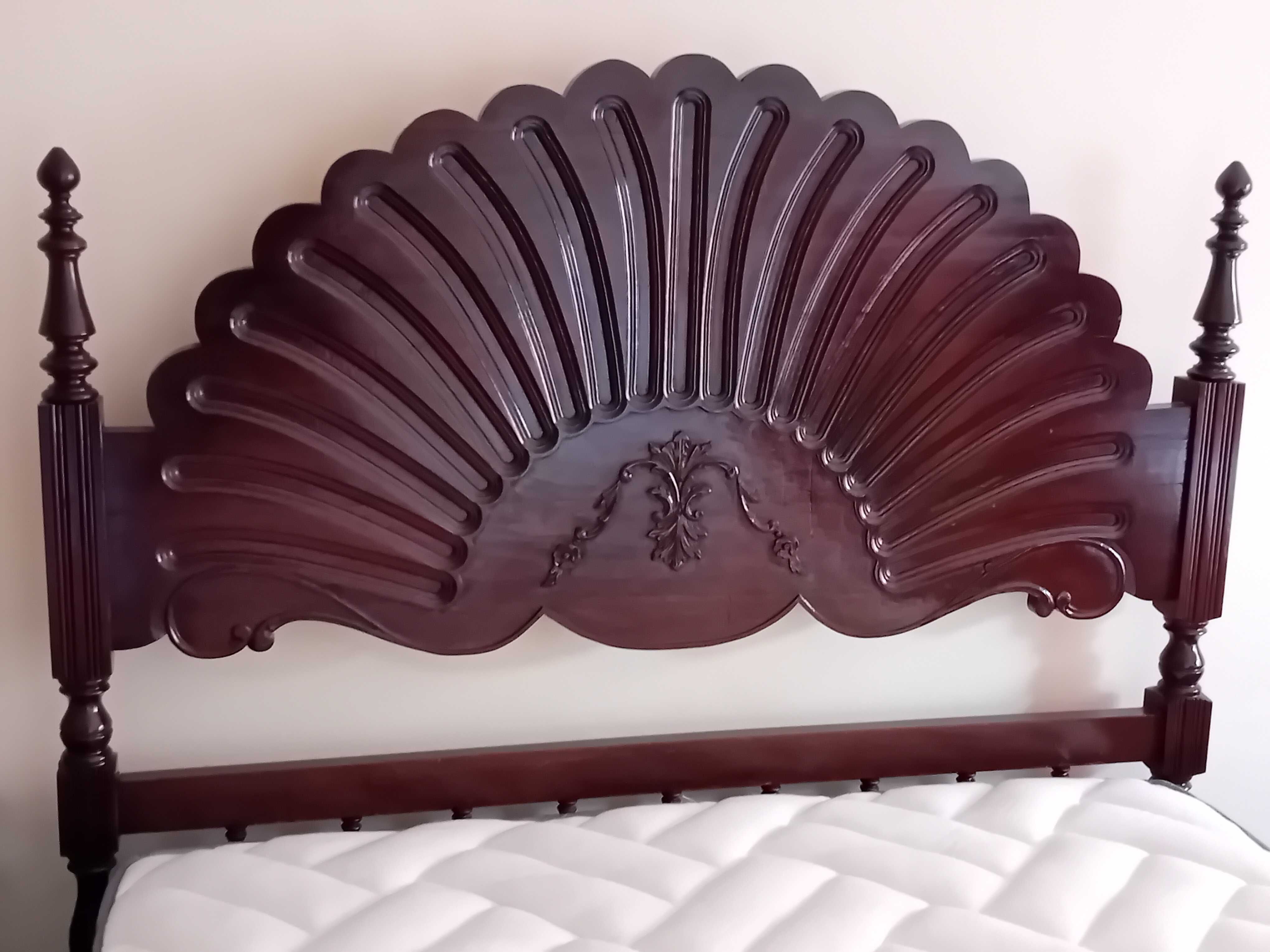 Quarto de casal em mogno com colchão - Bom Estado para desocupar