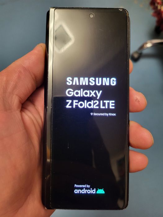 Fold 2,деффект пятно на доп,экране,не влияет на работу,батарея новая