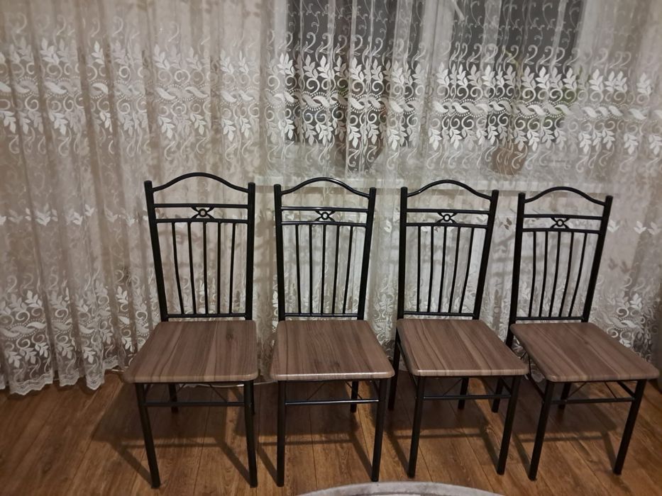 Стільці в ідеальному стані