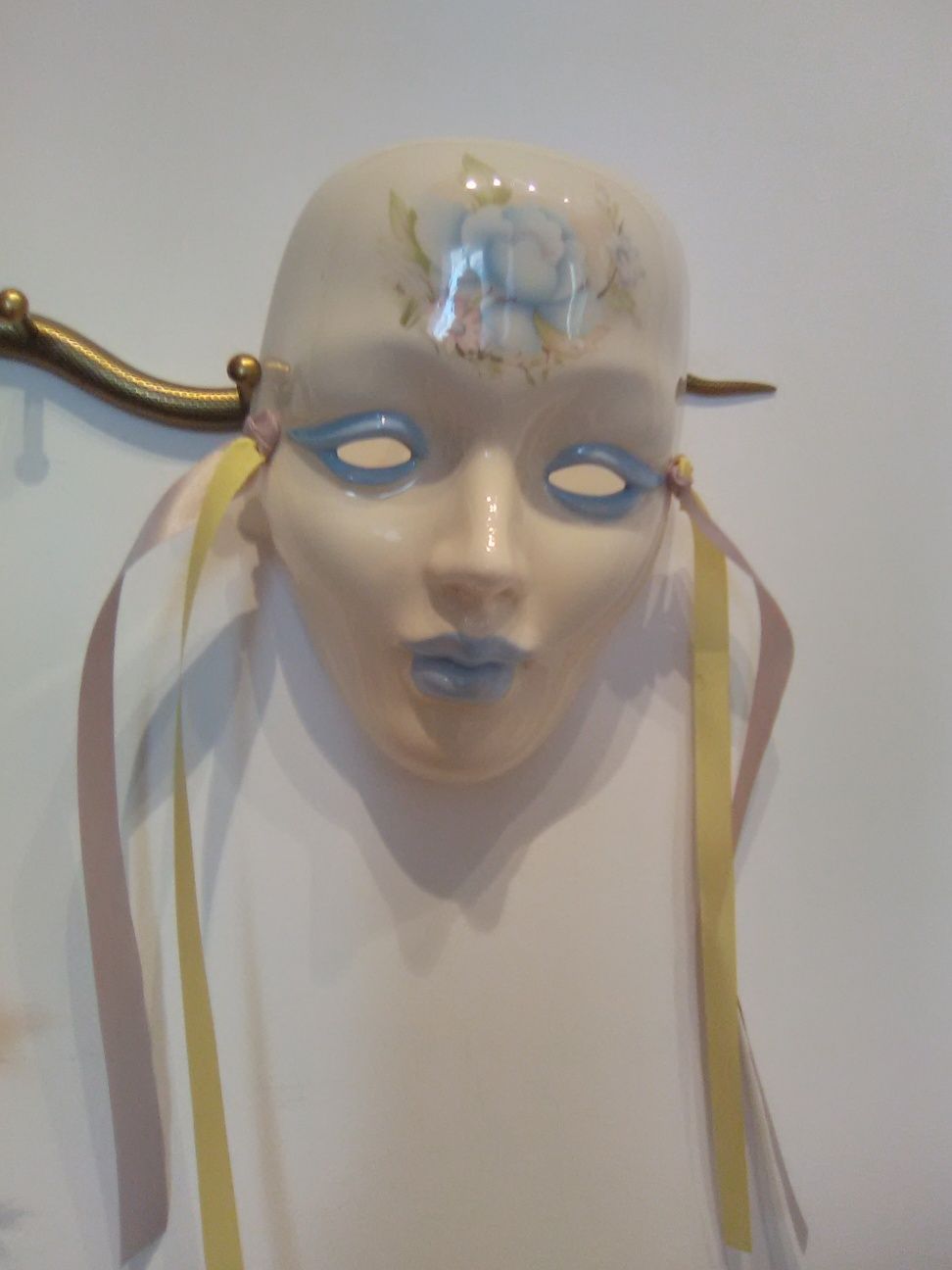 Porcelanowa maska typu weneckiego.