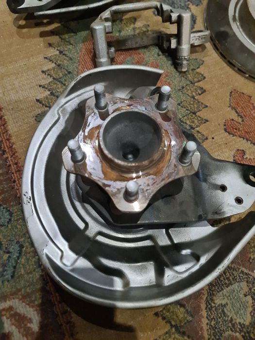 Mangas / Cubos / Discos de eixo traseiro Nissan Leaf ZE1 2020 desmont.