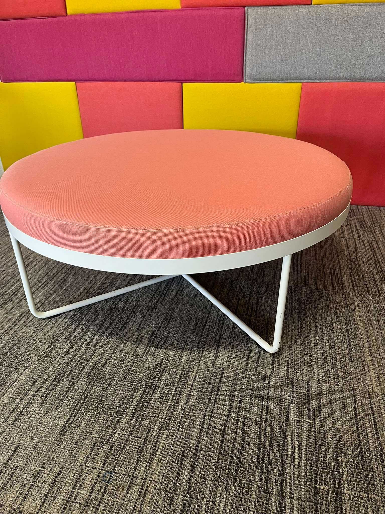 Pufa duża fi 110cm do poczekalni recepcji klubowa Johanson Design