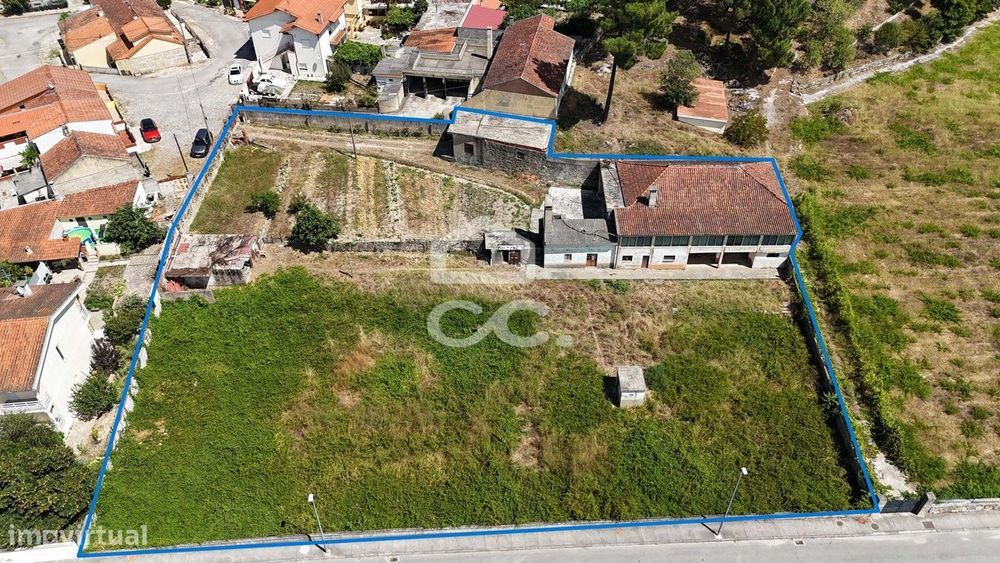 Moradia para restauro e lotes para construção