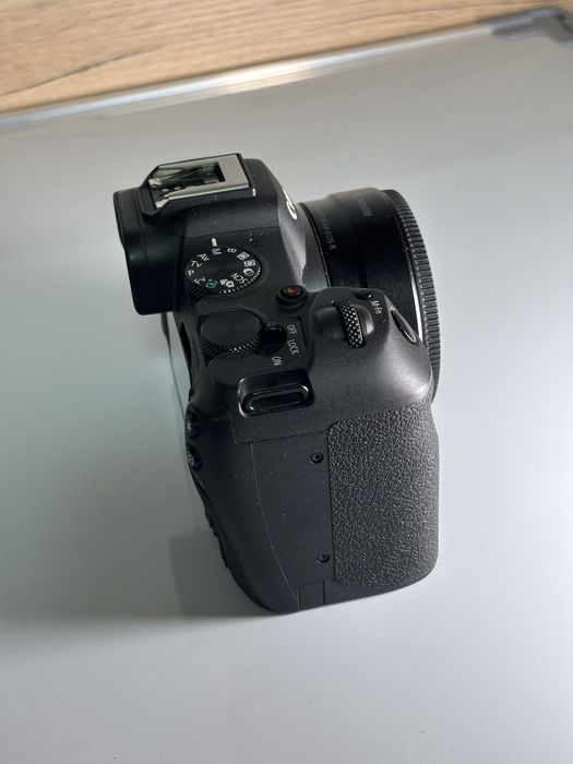 CANON R8 + Adapter EF-RF + 3 baterie