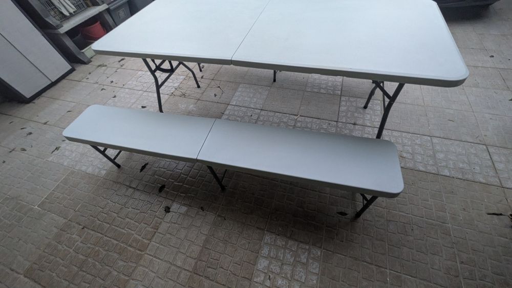 Mesa dobrável e 2 bancos 180 x 75 x 70 cm